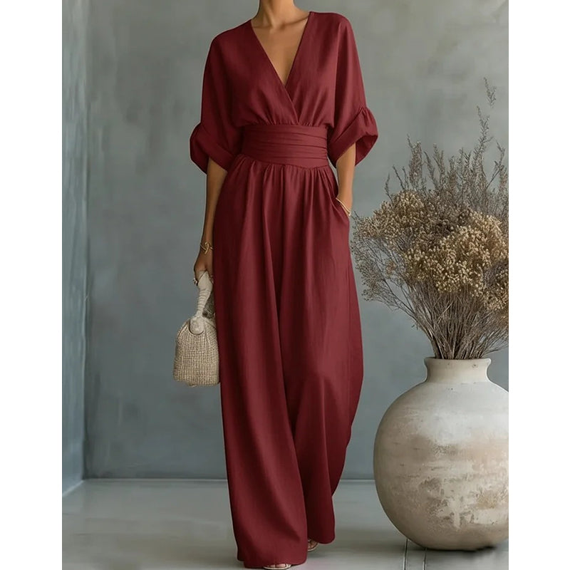 Tenue de soirée femme chic : combinaison fluide avec décolleté V et jambes larges pour un look élégant.