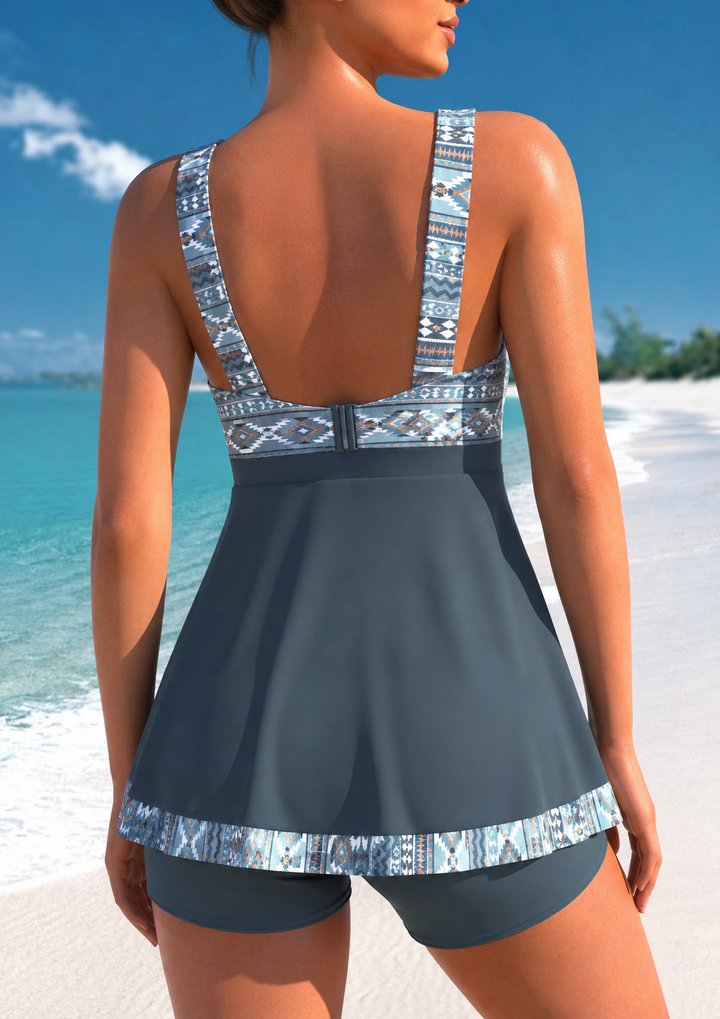 Élégant maillot de bain une pièce femme nautique, avec short intégré. Parfait pour les vacances à la mer.