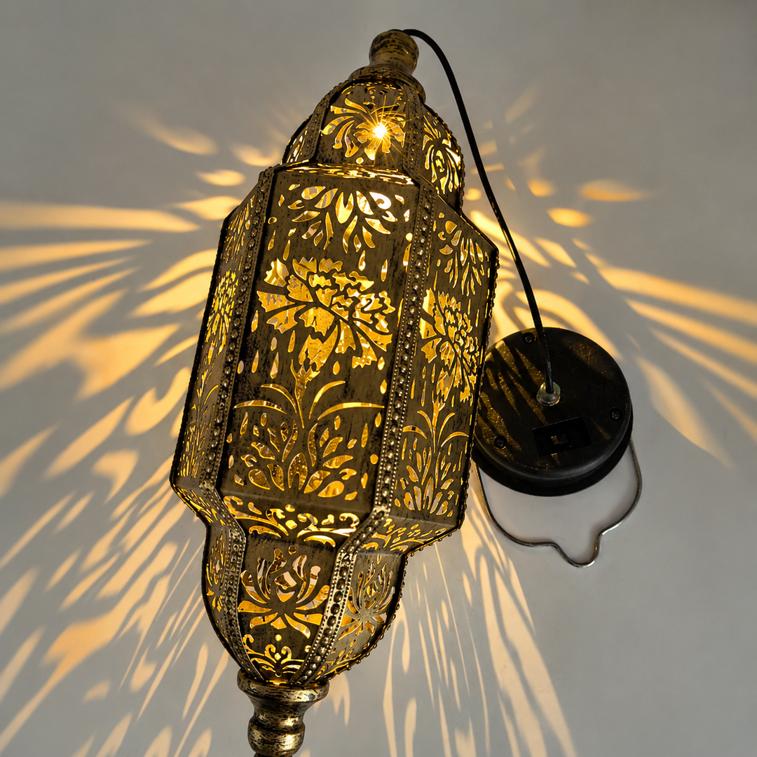 Lanterne solaire d'extérieur style marocain, métal ajouré, LED, crée une ambiance chaleureuse.