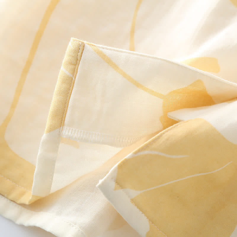 Pyjama femme motif feuille de ginkgo, chic et léger, idéal comme vêtement de nuit ou loungewear.