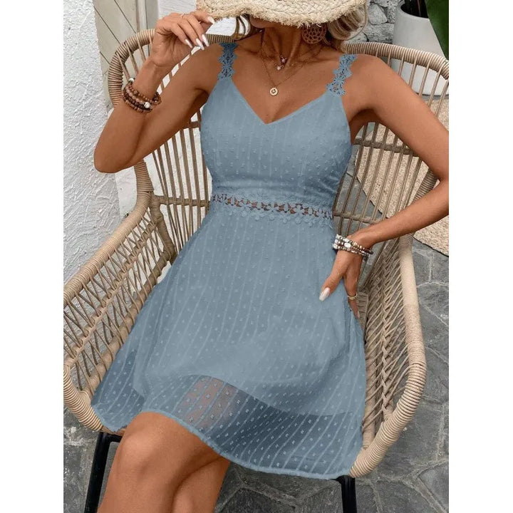 Mini-robe élégante à bretelles pour femme, idéale pour les soirées estivales chic et décontractées.