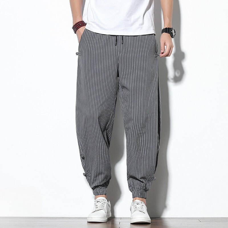Pantalon mode homme rayé, design élégant et confort. Parfait pour un look décontracté urbain moderne printemps-automne.