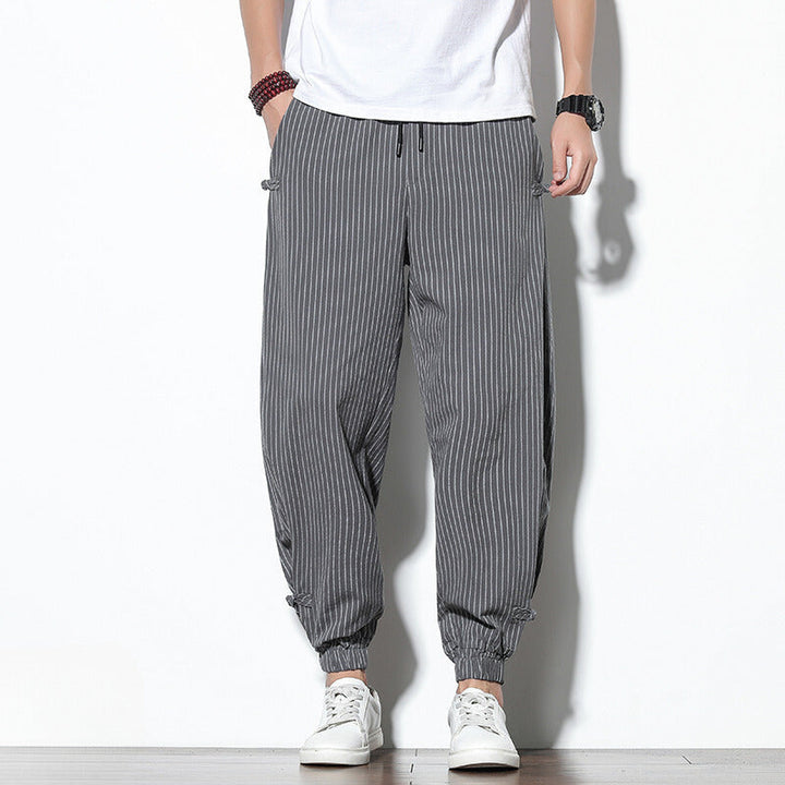 Pantalon mode homme rayé, design élégant et confort. Parfait pour un look décontracté urbain moderne printemps-automne.