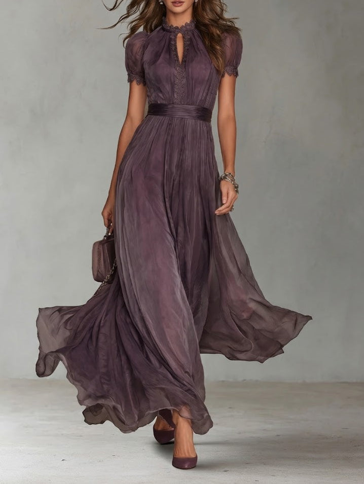 Robe longue fluide élégante femme avec col goutte et détails en dentelle, parfaite pour soirées et occasions.