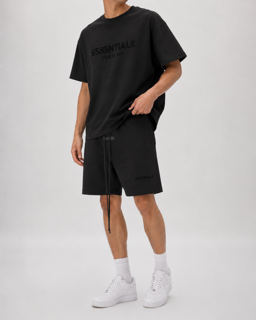Ensemble polyvalent homme : t-shirt et short pour un look frais et décontracté tout l'été.