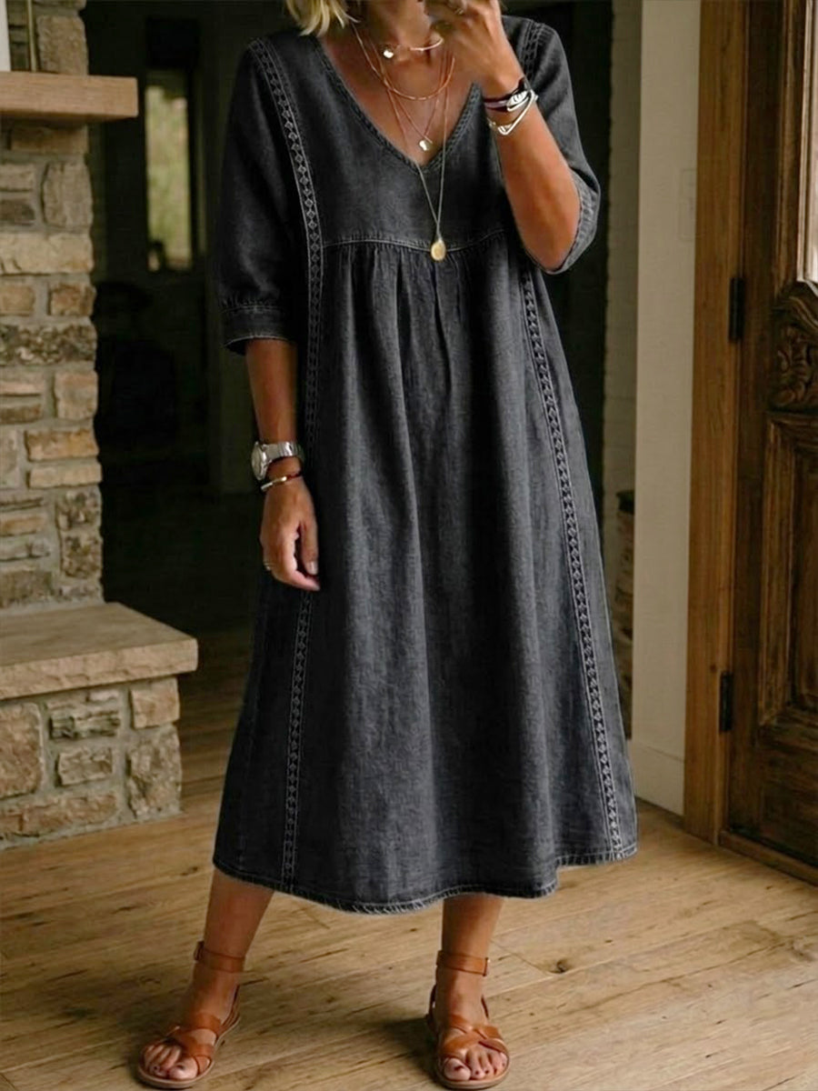Robe femme denim fluide col V chic avec touches de dentelle, idéale pour un look printanier ou estival décontracté.