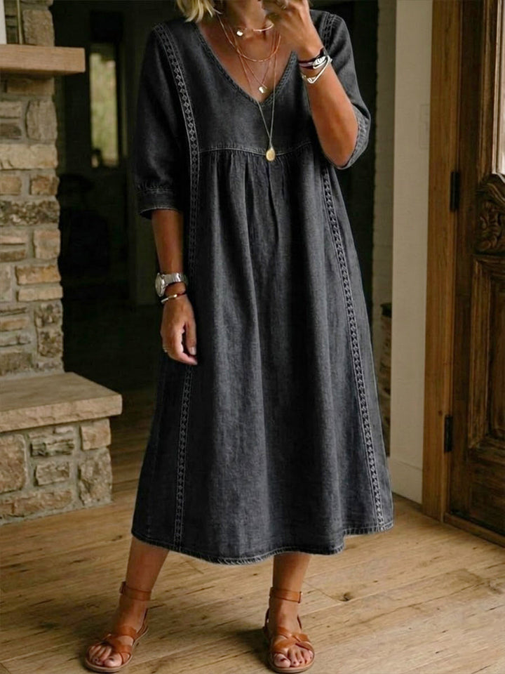 Robe femme denim fluide col V chic avec touches de dentelle, idéale pour un look printanier ou estival décontracté.