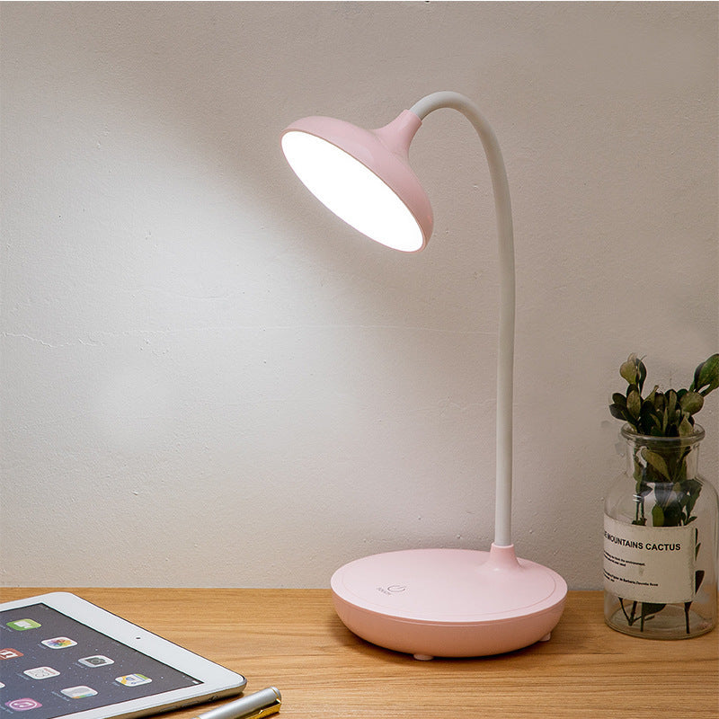 Lampe LED de bureau au design moderne, éclairage modulable, rechargeable, un ajout stylé à votre espace de travail.
