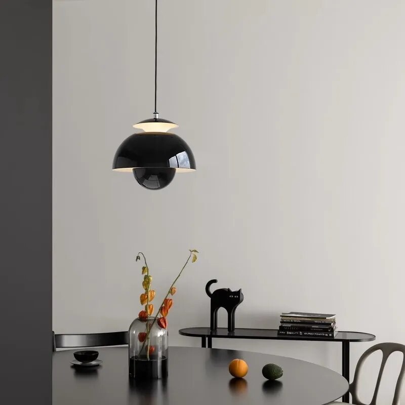 Suspension LED nordique élégante, parfaite pour illuminer un salon moderne avec style scandinave.