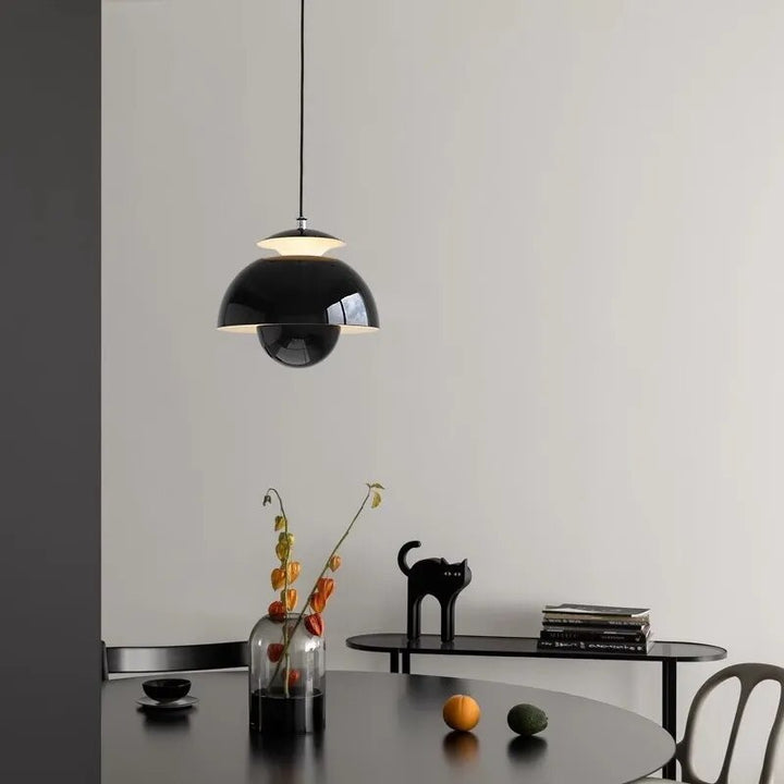 Suspension LED nordique élégante, parfaite pour illuminer un salon moderne avec style scandinave.