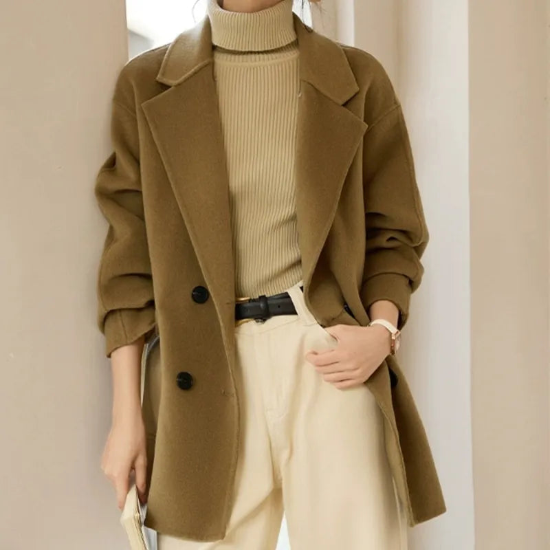 Manteau femme élégant kaki coupe classique avec bonnet tricoté amovible. Idéal pour mode hiver chic et confort.