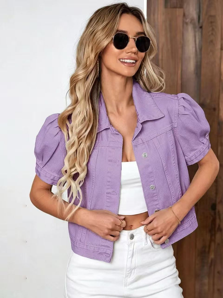 Veste en jean femme tendance avec manches bouffantes. Style rétro-chic pour un look décontracté mi-saison.