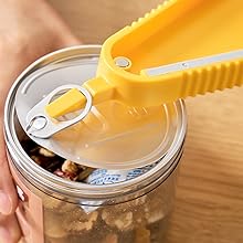 Aide cuisine GripOpener ergonomique, ouvre-boîtes et décapsuleur polyvalent, idéal pour mains fragiles.