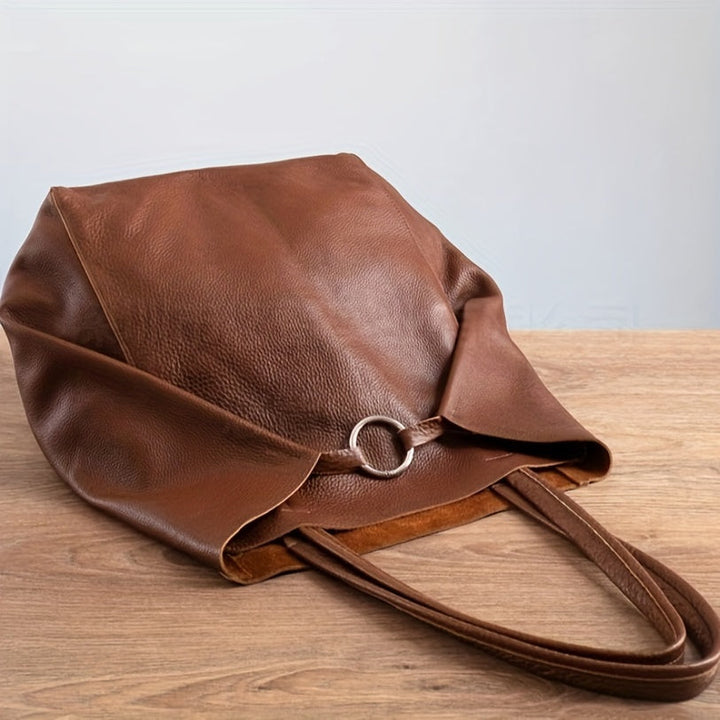 Sac tote femme en simili cuir doux, vue latérale. Un accessoire élégant et pratique pour vos activités quotidiennes.