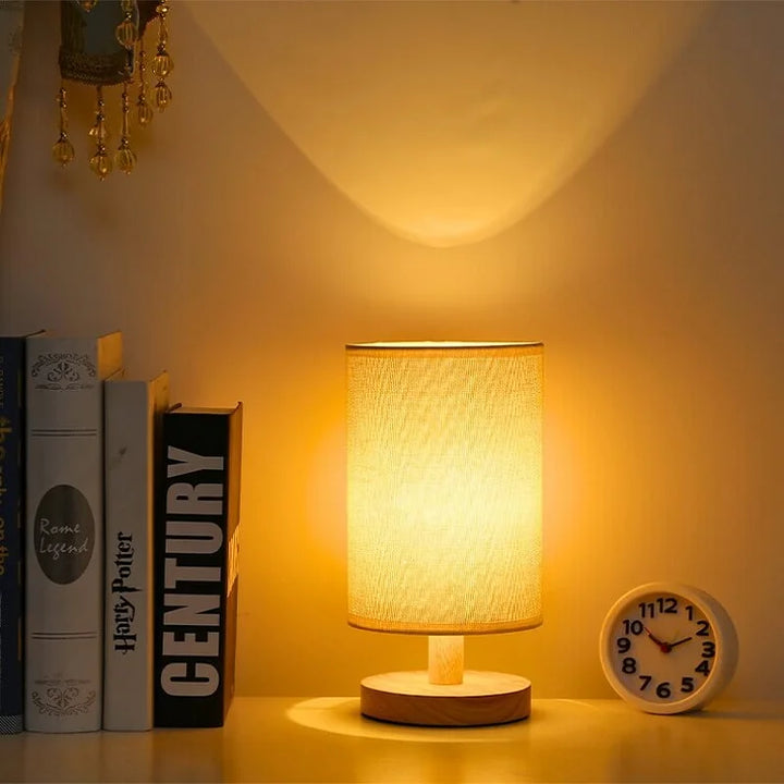 Lampe de table moderne en bambou organique, éclairage LED dimmable, esprit scandinave et écologique.