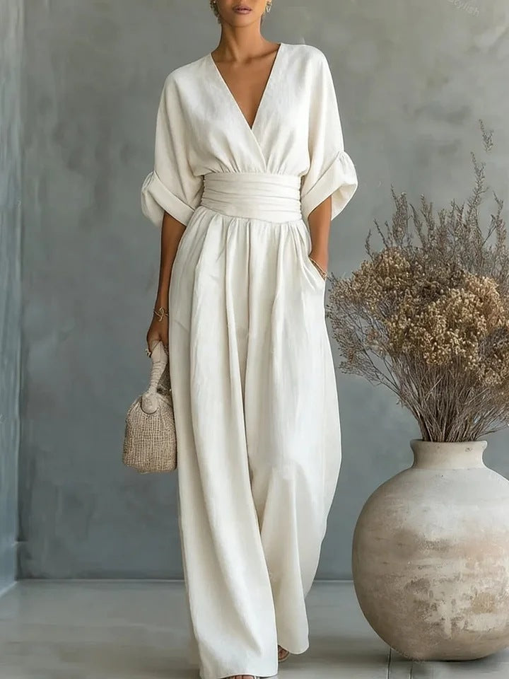 Combinaison femme élégante, décolleté V, jambes larges fluides. Tenue de soirée ou look chic d'été.