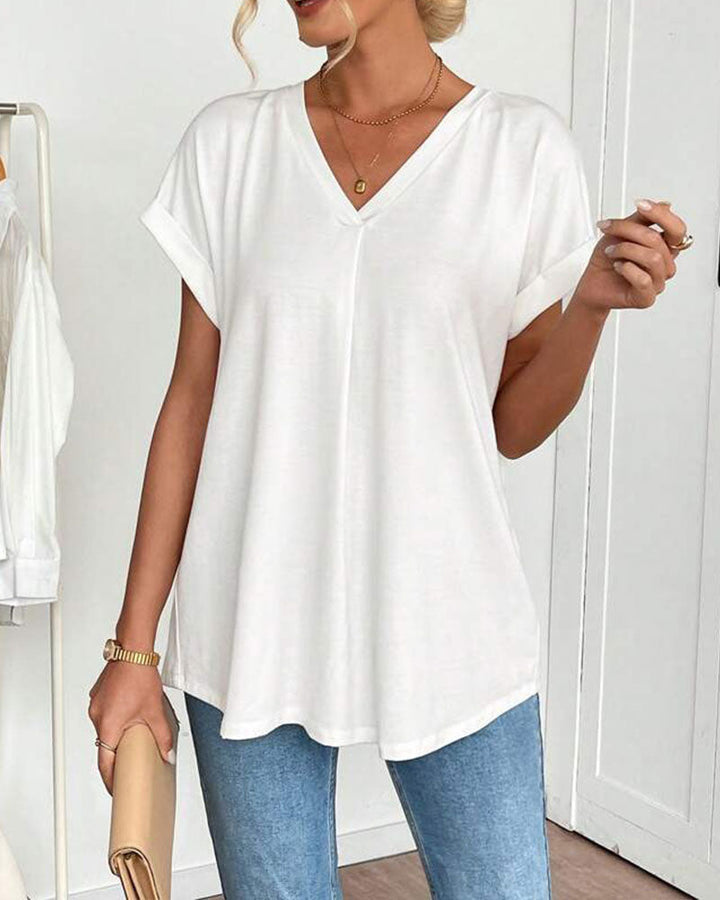 Top femme plissé moderne, manches courtes. Idéal pour vêtement décontracté ou tenue de travail élégante.