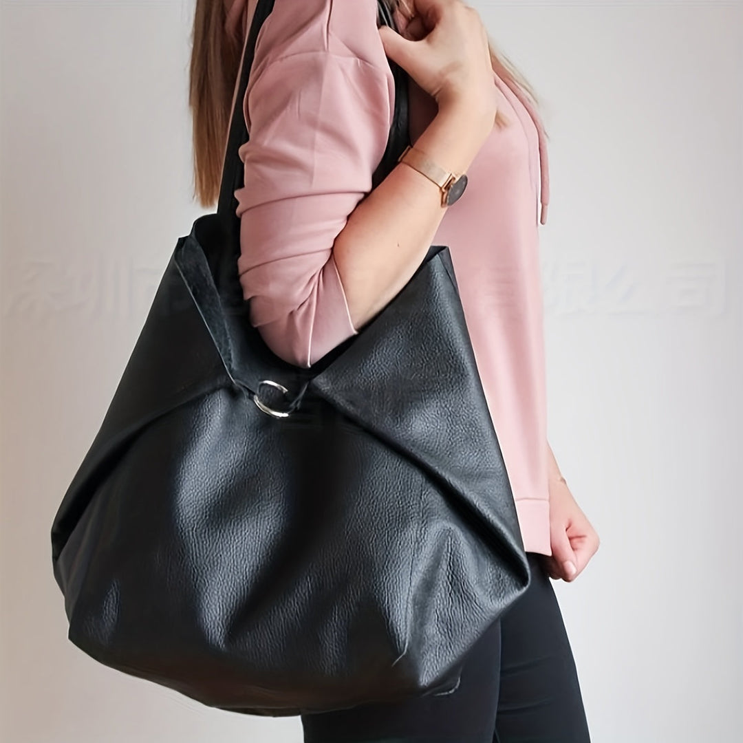 Gros plan sur la texture douce du simili cuir du sac tote élégant pour femme, grand sac de qualité.