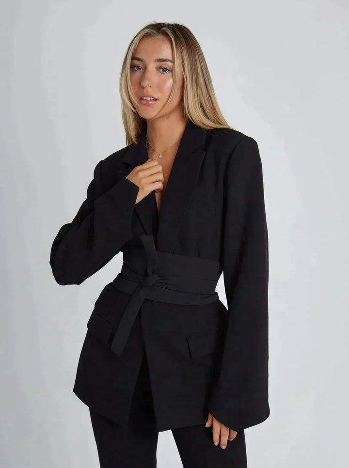 Veste blazer Zanda gris pour femme, chic et moderne avec ceinture, idéal pour un look bureau ou décontracté élégant.