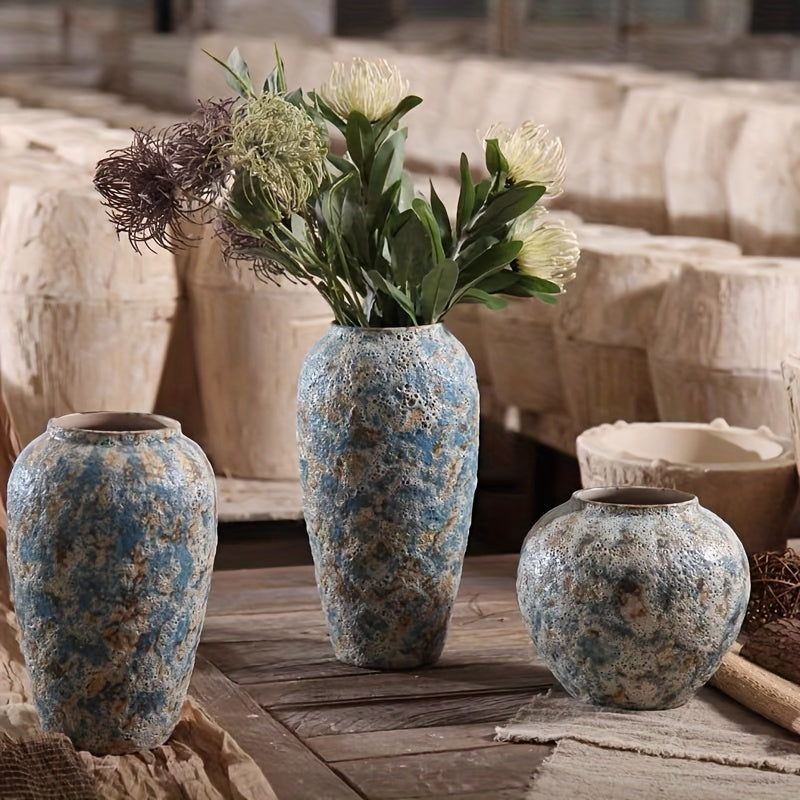 Grand vase artisanal en terre cuite bleue vintage. Idéal pour décorer la maison avec élégance.