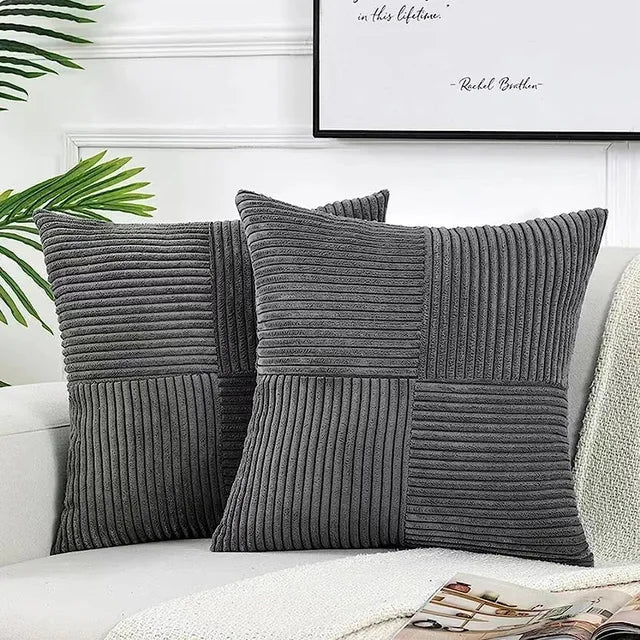 Coussin décoratif en velours côtelé beige, design minimaliste pour chambre cosy et élégante.