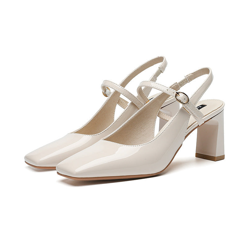 Mode femme: Chaussures élégantes à bout carré et bride croisée. Talon large confortable pour printemps et été urbain.