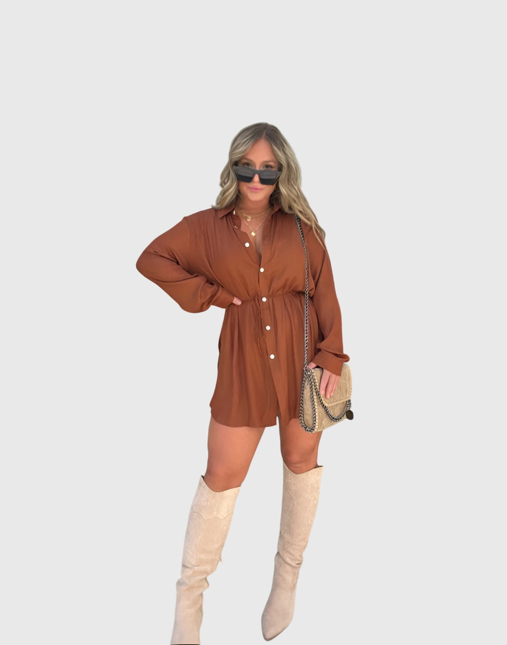 Femme portant une combinaison-short décontractée, parfaite pour le printemps-été et les soirées.
