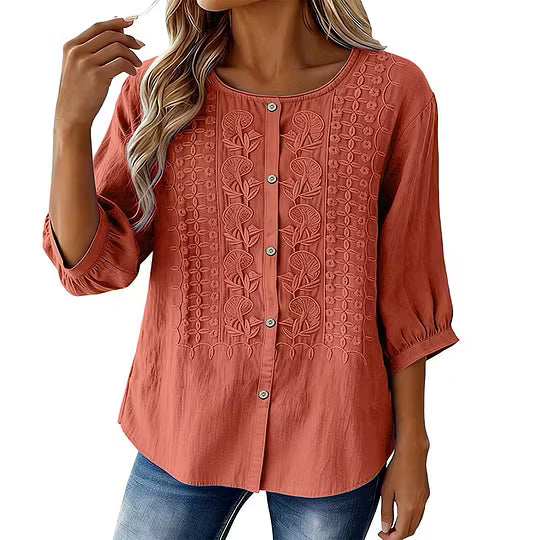 Blouse femme bohème chic, broderie fleurie, manches 3/4. Parfaite pour un style décontracté.