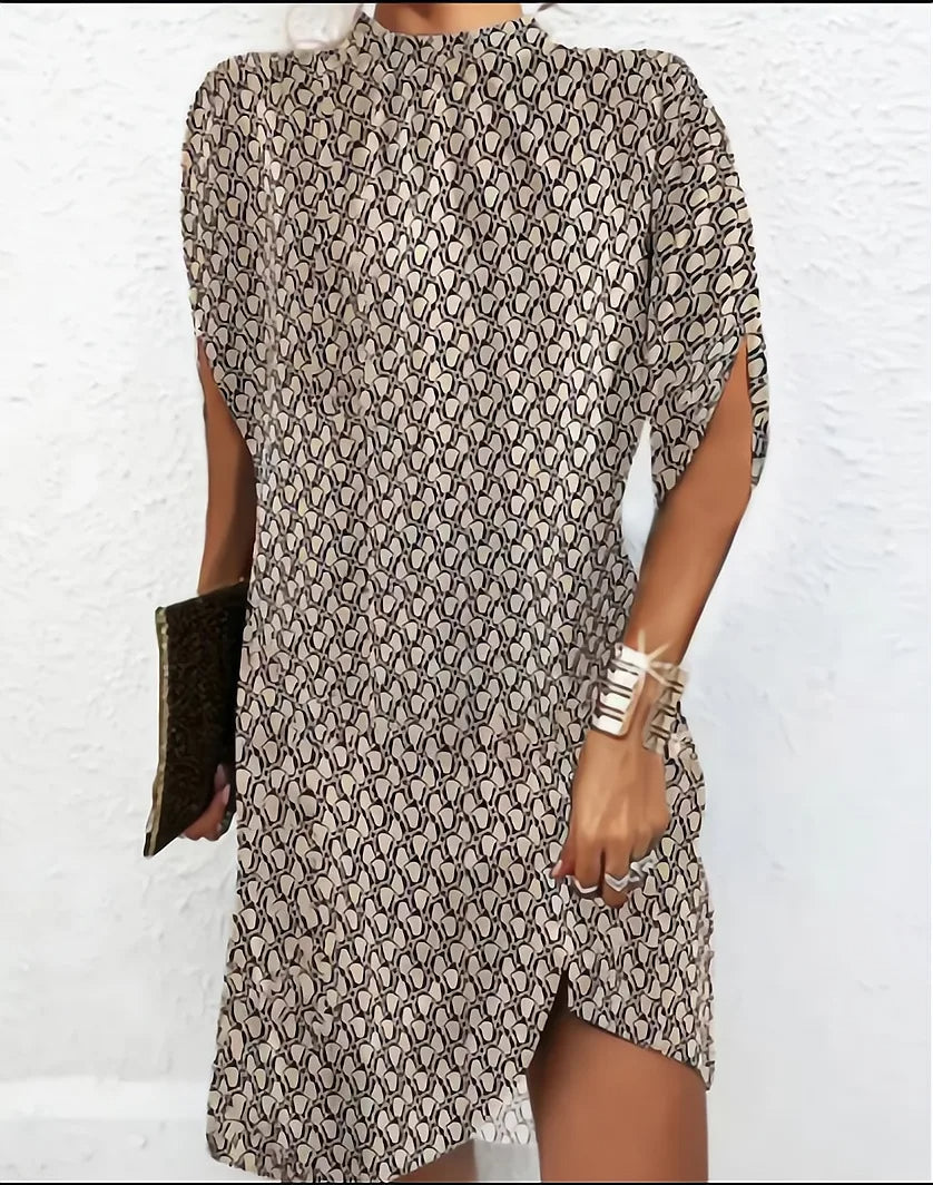 Gros plan sur le motif géométrique de la robe courte femme d'été. Col montant et fente latérale. Look moderne.