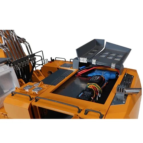 Véhicule de construction RC hydraulique, pelleteuse radiocommandée en action, loisir créatif pour adultes.