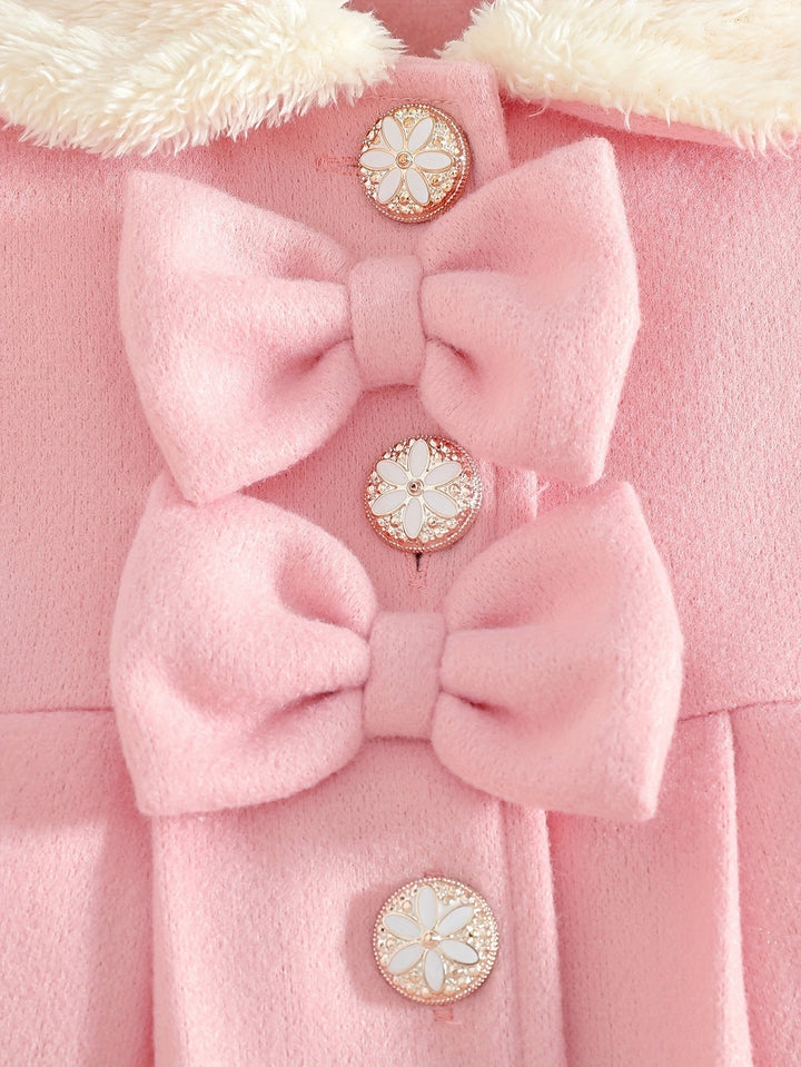 Mode hiver enfant: manteau rose clair avec joli nœud et col en peluche pour garder les petites filles au chaud.