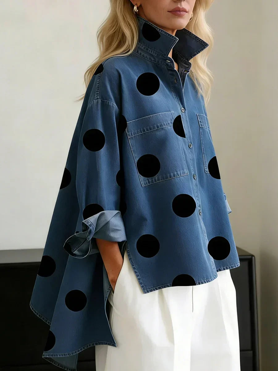Haut femme oversize élégant à pois artistiques noirs et blancs, col structuré moderne. Mode décontractée chic.