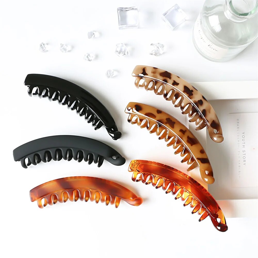 Détail d'une barrette banane mate robuste pour femmes, conception ergonomique pour une tenue parfaite et durable.
