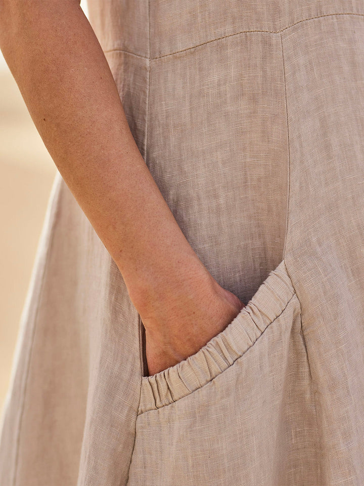 Robe femme polyvalente, idéale pour l'été, combine confort et élégance décontractée.