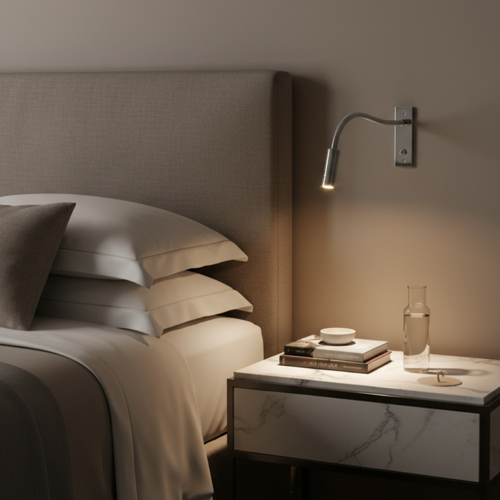 Lampe de chevet murale LED réglable, lumière douce et efficace.