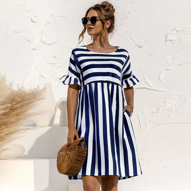 Mini robe femme rayée, style décontracté, essentielle pour l'été et les jours de vacances.