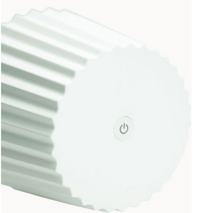 Lampe de table LED LumiPort en cours de charge via USB, illustrant sa fonction rechargeable pratique et son design.