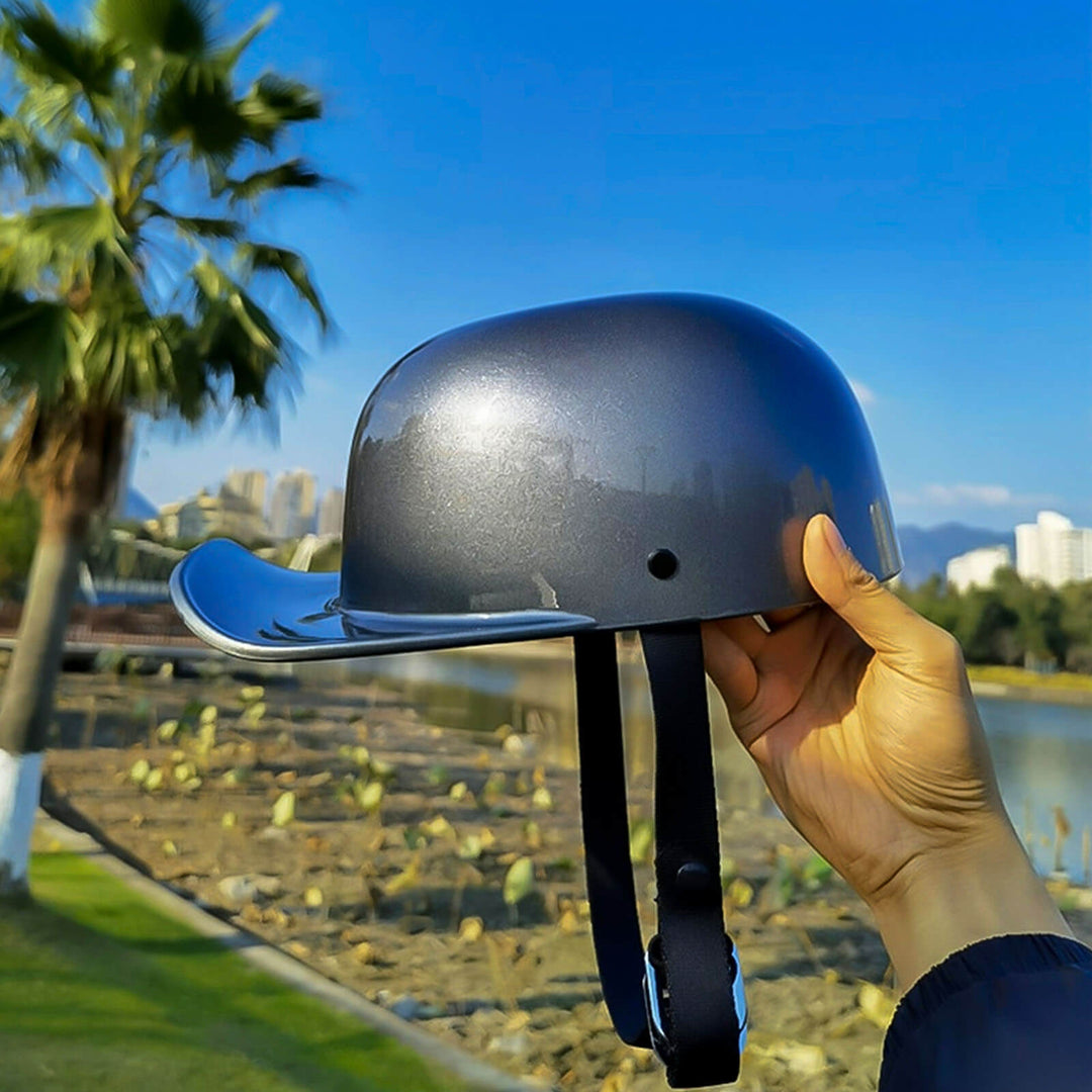 Accessoire moto essentiel: casque urbain homologué DOT, design casquette, léger, pour motard stylé.