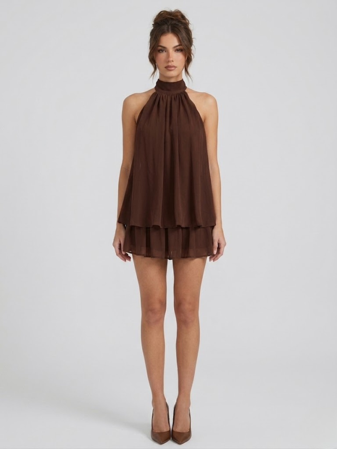 Robe femme d'été décontractée, dos nu, col halter, mini longueur et volants. Idéale plage ou ville.