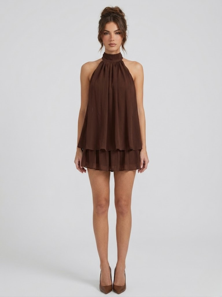 Robe femme d'été décontractée, dos nu, col halter, mini longueur et volants. Idéale plage ou ville.