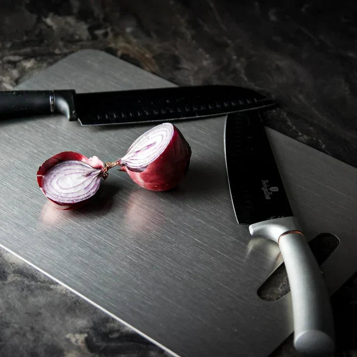 Accessoire de cuisine moderne : planche à découper en métal avec coins arrondis, fente de suspension pour préparation aliments.