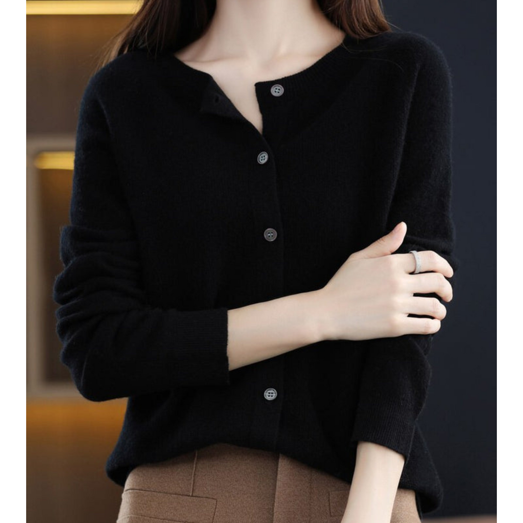 Cardigan femme gris à col rond boutonné. Tenue élégante pour le bureau ou décontractée pour le week-end.
