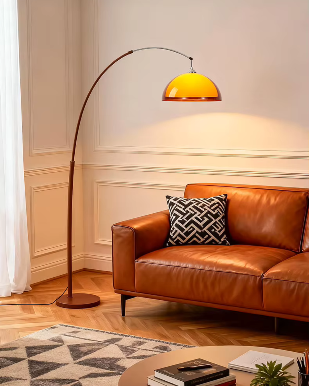 Lampadaire arc Ventoro, idéal comme lampe de lecture et éclairage ambiant doux dans le salon moderne.