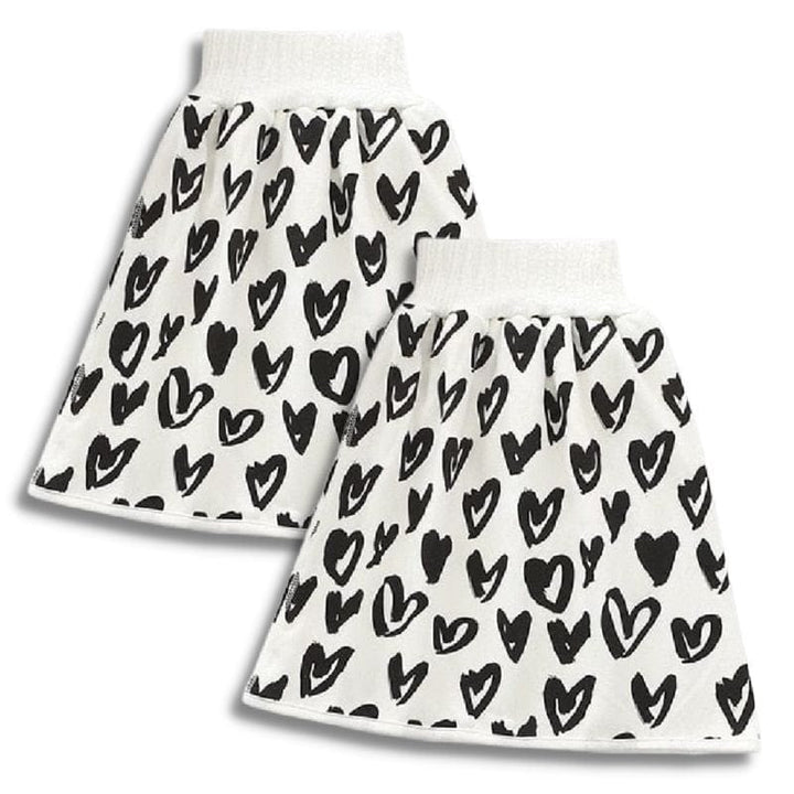 Enfant dormant paisiblement avec pyjama absorbant. Nuits sèches garanties, protection fuites pour la nuit. Lavable.