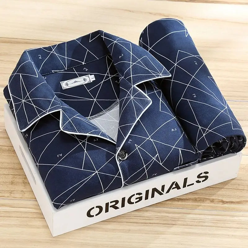 Ensemble pyjama homme rayé, doux et confortable, idéal pour la détente après une longue journée.