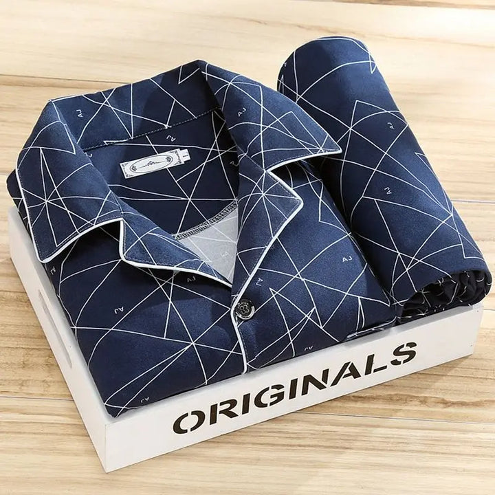 Ensemble pyjama homme rayé, doux et confortable, idéal pour la détente après une longue journée.