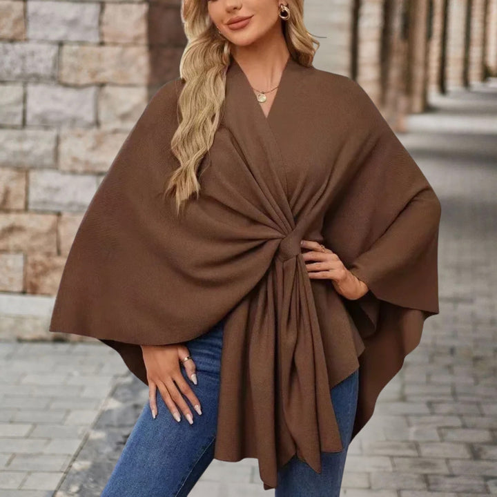 Élégant poncho femme, accessoire mode automne. Offre confort et un style chic intemporel.