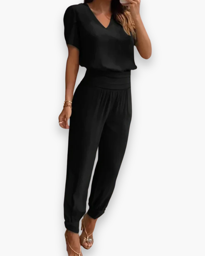 Combinaison femme tendance avec coupe ajustée et élégant col-V, pour un look féminin et moderne.