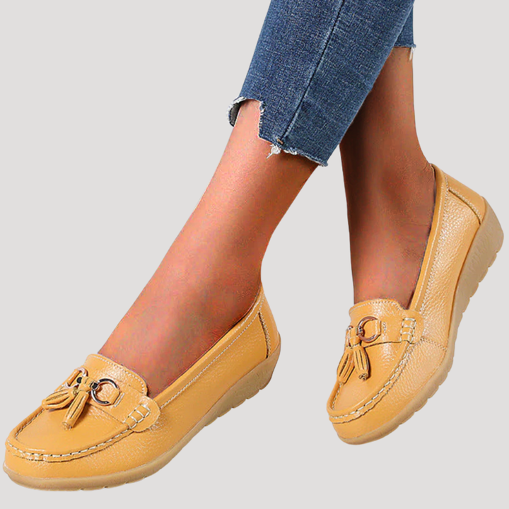 Ballerines plates femme élégantes, mocassins à pompons pour un confort chic et un style intemporel.