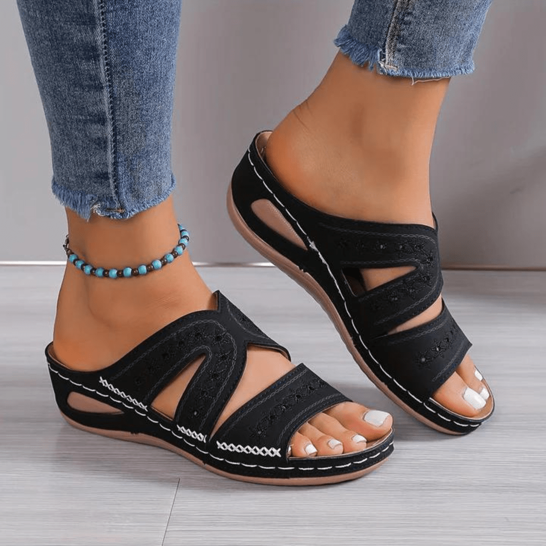 Paire de sandales orthopédiques femme, parfaites pour le confort, le soutien et les pieds sensibles.